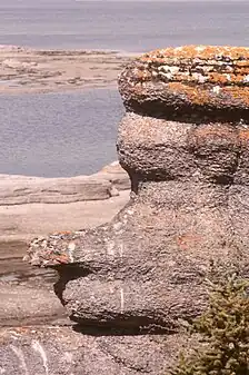 Monolithe sur l’île Niapiskau, plage, golfe du Saint-Laurent