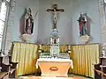 Église Saint-Magloire de Mahalon ː le chœur (maître-autel et statues de saint Magloire et saint Marc).