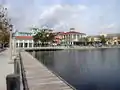 Le centre-ville autour du plan d'eau.
