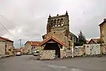 L'église Saint-Haon et son clocher à peigne.