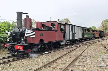 La 030T no 36 devant le fourgon no D370 au MTVS.