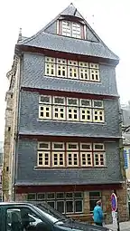 Maison ancienne à façade d'ardoise dans le centre-ville, rue Amiral-Romain-Desfossés, datant de 1664 (côté de la Maison de la sénéchaussée).