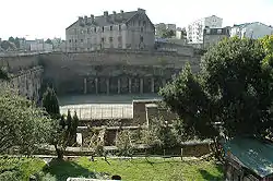 La Madeleine ou prison de Pontaniou en arrière-plan avec la rue Saint-Malo au premier plan, fermée le bâtiment aux Lions à gauche.