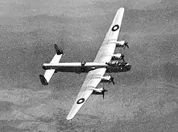 Avion militaire quadrimoteur à double dérive en vol