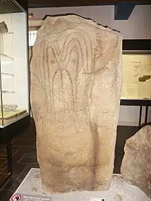 Stèle gravée au Musée de préhistoire de Carnac.