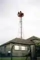 Centre nodal&nbsp;D situé à quelques centaines de mètres du bâtiment&nbsp;E et des antennes Alliss. Ce nodal reçoit les programmes de Radio France internationale via des liaisons satellite, un secours de transmission est assuré par faisceaux hertziens comme on peut le voir sur le pylône. À noter que ce nodal distribue les programmes de RFI vers les douze antennes Alliss par un réseau de fibres optiques souterrain.