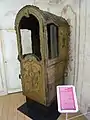 Chaise à porteurs ayant appartenu au nabab René Madec (XVIIIe siècle, musée départemental breton).