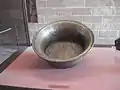 Un bassin avec une inscription en arabe.