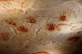 12&nbsp;: Mains positives (un petit doigt tordu), signe énigmatique.