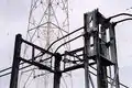 Système aérien de commutation des feeders symétrisés qui acheminent sur les antennes rideaux les signaux HF venant des blocs émetteurs du bâtiment technique du Centre&nbsp;E