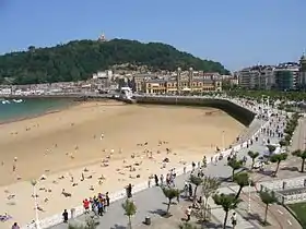 Le mont Urgull vu depuis la plage de la Concha.
