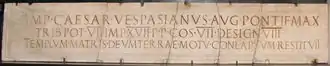 Majuscules gravées sur plaque de marbre