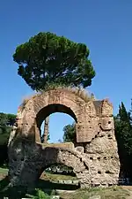Vestiges des arcades de l'Arcus Neroniani sur le Palatin.