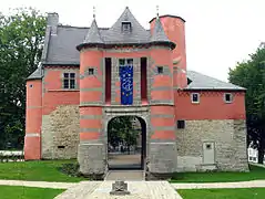Châtelet d'entrée dont la partie inférieure est du XIIIe siècle.