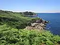 Poullan-sur-Mer : les falaises au nord-ouest de Linguer près de la limite ouest du littoral communal ; à l'arrière-plan la pointe du Millier (en Beuzec-Cap-Sizun).