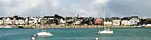 Le port et la ville d'Étel (rive gauche de la Rivière d'Étel) vus du Magouër (rive droite).