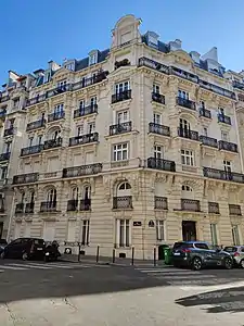 No 12 : à l'angle de la rue du Sergent-Hoff.