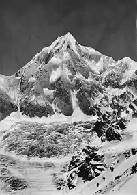Vue du Siniolchu (6&nbsp;888&nbsp;m), depuis le glacier de Zemu (long de 29&nbsp;km vers 1900) ; des alpinistes progressent en bas à droite.
