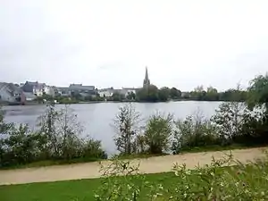 L'étang de Rosporden (étang no&nbsp;1) ; en arrière-plan, la ville et l'église paroissiale Notre-Dame.