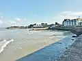 Tréboul : l'établissement thermal (thalassothérapie) en bordure de la plage des Sables Blancs