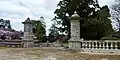 Château de Trégarantec ː piliers et balustres de l'entrée des jardins.