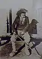 Homme en costume de Châteaulin à la fin du XIXe&nbsp;siècle (photographie de Joseph Villard, musée départemental breton)