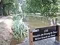 Le canal de Nantes à Brest à proximité de l'écluse n° 188 (Moulin de Stang ar Dour) et le GR 37 (chemin de halage).