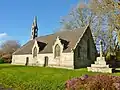 Chapelle de Coat-an-Poudou et son calvaire : vue extérieure d'ensemble.