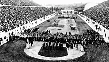 photographie noir et blanc : stade rempli d'une foule