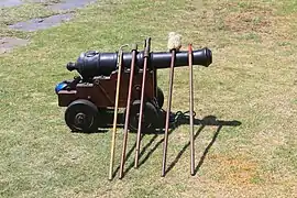 Canon britannique de 2 livres du XVIIIe&nbsp;siècle avec des outils à Fort de Bonne-Espérance, Le Cap.
