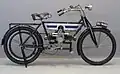 Douglas Model C, bicylindre à plat de 350&nbsp;cm3/2,25&nbsp;ch, transmission par courroie, fourche à parallélogramme (1910).