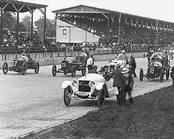 La voiture no&nbsp;28 d'Andersen, 2e à gauche, au départ de l'Indy 1916 (dernière participation).