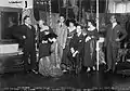 Répétition des acteurs pour le spectacle National Red Cross Pageant&nbsp;(en)&nbsp;: de gauche à droite, Guy Favieres, Helen Roche-Haggin, Ina Claire, Clifton Webb, Ivy Troutman&nbsp;(en), Eugene O'Brien, Jeanne Eagels et Ben Ali Haggin.