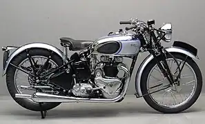 Triumph Tiger T100 bicylindre 500&nbsp;cm3 (1939).