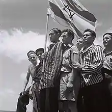 Des survivants de Buchenwald arrivent à Haïfa et sont arrêtés par les Britanniques, 15 juillet 1945