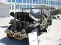 Jepp Willys avec sa remorque, des black-out de calandre, un projecteur de blackout sur l'aile avant gauche et une sirène sur l'aile avant droit.