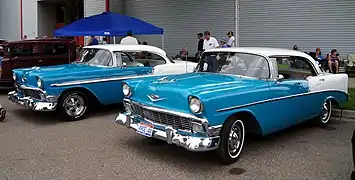 Hardtop quatre portes (Bel Air deux portes au second plan).