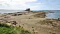 L'îlot situé à l'extrémité de la pointe du Château vu de cette dernière à marée basse.