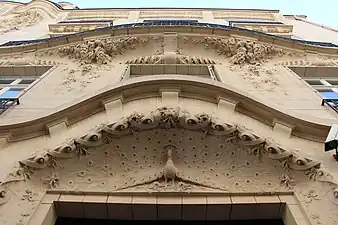 19 rue Octave-Feuillet (détail du paon de la porte d'entrée).