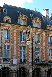 façade briques et pierres de taille d'un hôtel de style Henri IV