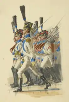 Des soldats du début du XIXe siècle, marchant en ligne de droite à gauche, officier au premier plan.