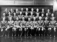 Photographie noir et blanc des officiers en trois rangs (photo de classe)