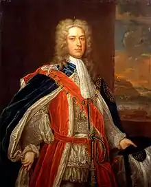 Portrait de trois quart d'un homme en habits du VXIIIe siècle. Il est vêtu une redingote blanche sous un manteau rouge et une cape bleue. Il porte autour du coup une longue chaîne en or qui descend sur sa poitrine. Il est coiffé d'une longue perruque blanche. Derrière lui se dessine un bord de mer.