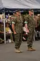Deux généraux portant des vêtements MARPAT boisé (woodland) lors d'une cérémonie
