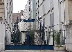 Nos&nbsp;2 et 4 : passage privé.