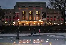 Façade, la nuit