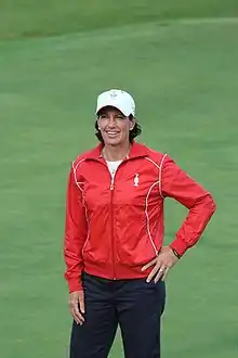 Juli Inkster, debout, la main gauche sur la hanche.