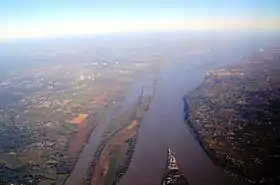 Vue aérienne partielle de la Grande Île ou île Verte à la jonction de la Garonne et de l'estuaire de la Gironde.