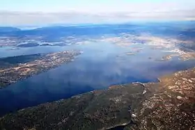 Vue aérienne du fjord et d'Oslo.