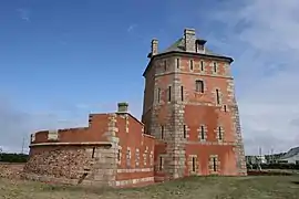 [[Tour Vauban (Camaret-sur-Mer)|]] à Camaret-sur-Mer avec, à l'avant plan, un ouvrage où le parapet est séparé de l'escarpe par un cordon.